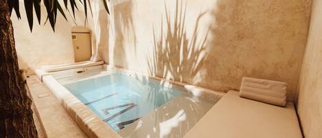 حمّام سباحة خارجي، مقاعد للتشمس