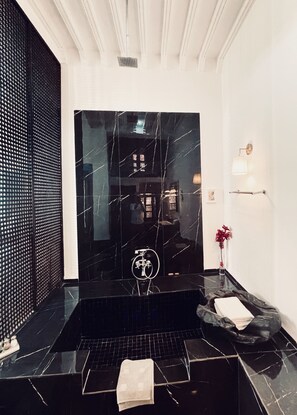 Signature Studio Suite (Moucharabieh) | Bathroom | Free toiletries, towels - Riad 144 (Marrakech)