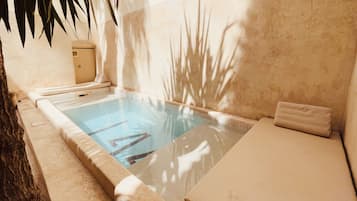 Een buitenzwembad en ligstoelen