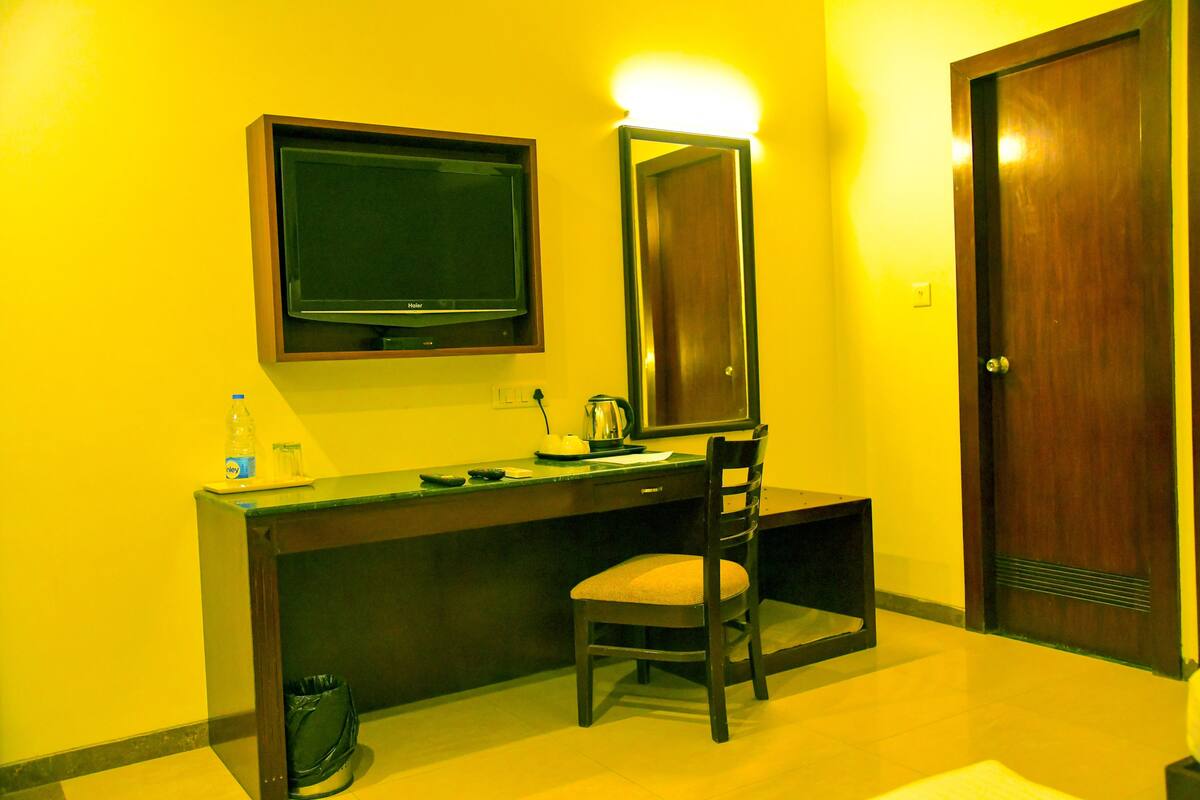 Deluxe Double Room, 1 Double Bed | Minibar, in-room safe, blackout curtains, soundproofing