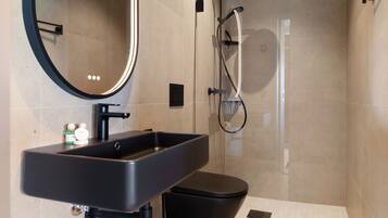 Camera familiare | Bagno | Doccia, soffione a pioggia, asciugacapelli, pavimenti riscaldati