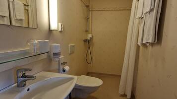 Un baño con lavabo, inodoro y ducha.