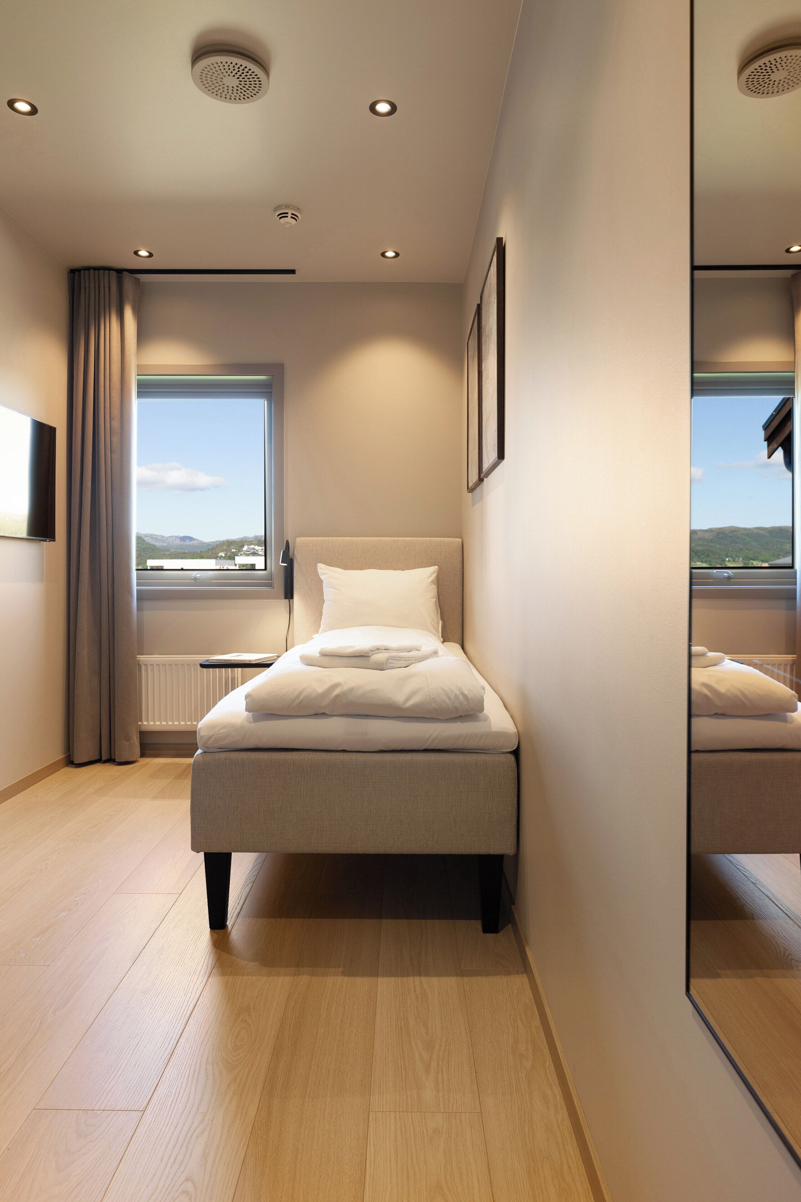 deluxe single room | 1 bedroom, pillow-top beds, blackout curtains, soundproofing