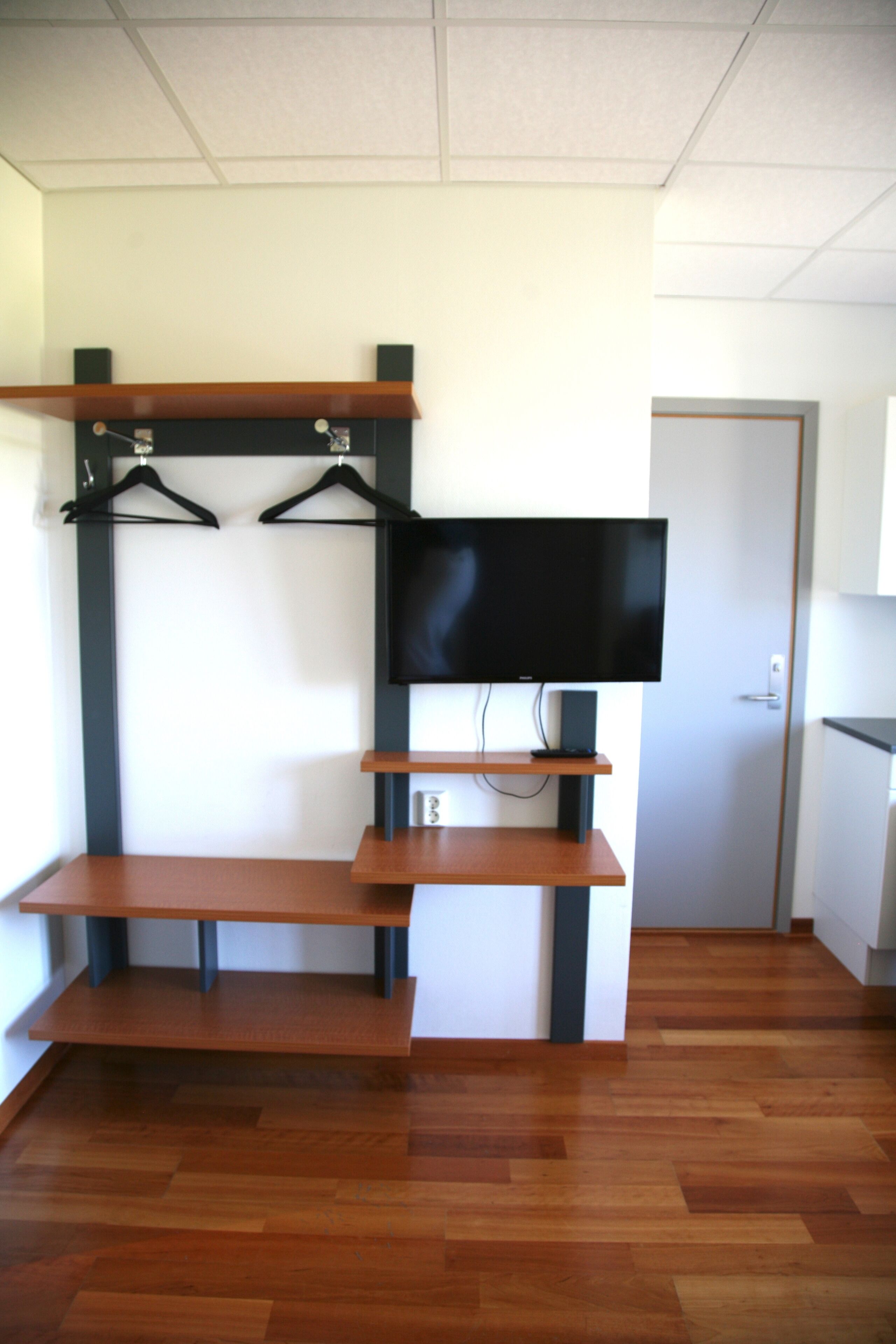 40-inch smart tv with digital channels, streaming services