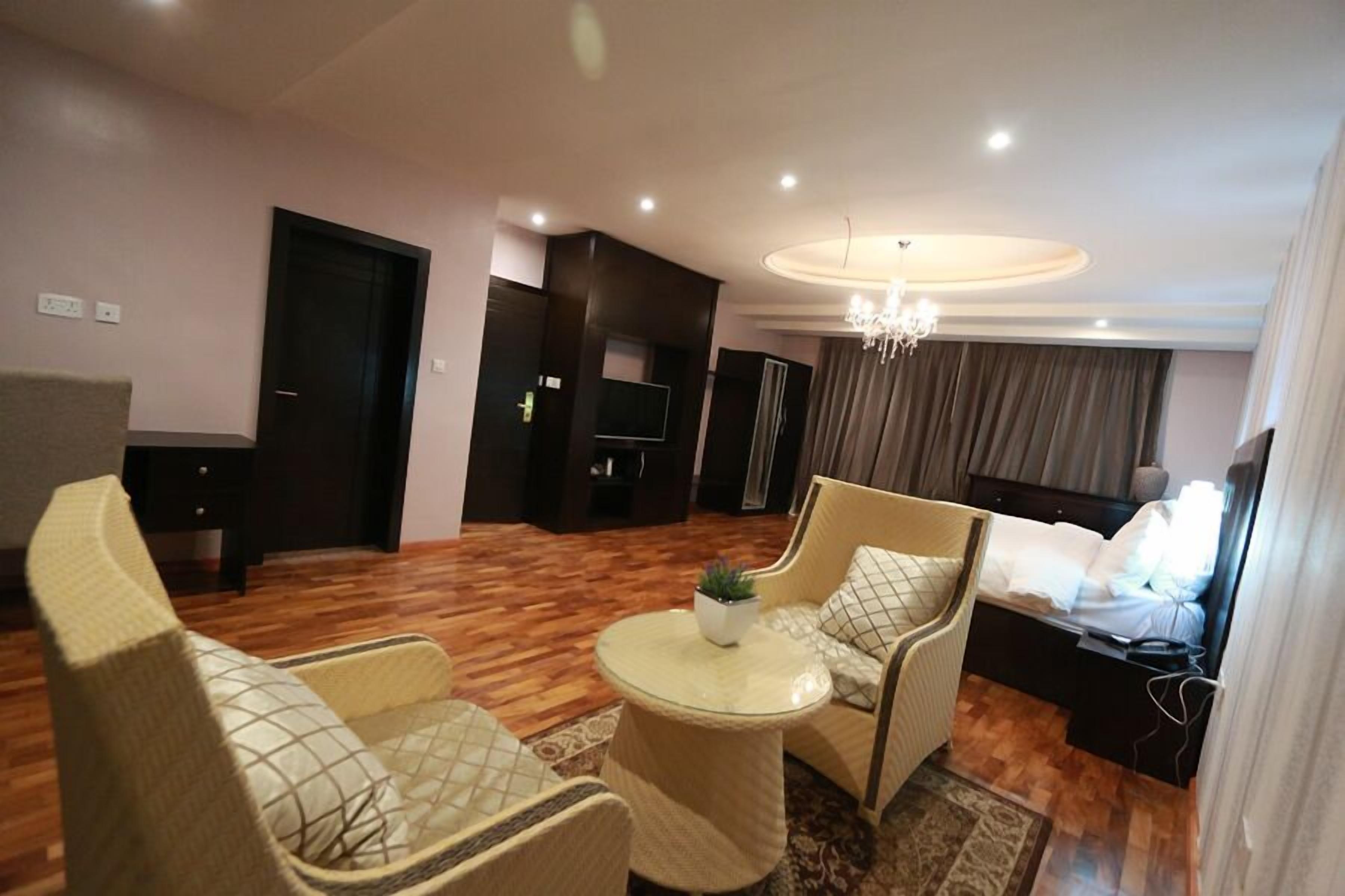 Executive Suite, 1 Bedroom, Sea View | In-room safe, desk, rollaway beds, free WiFi