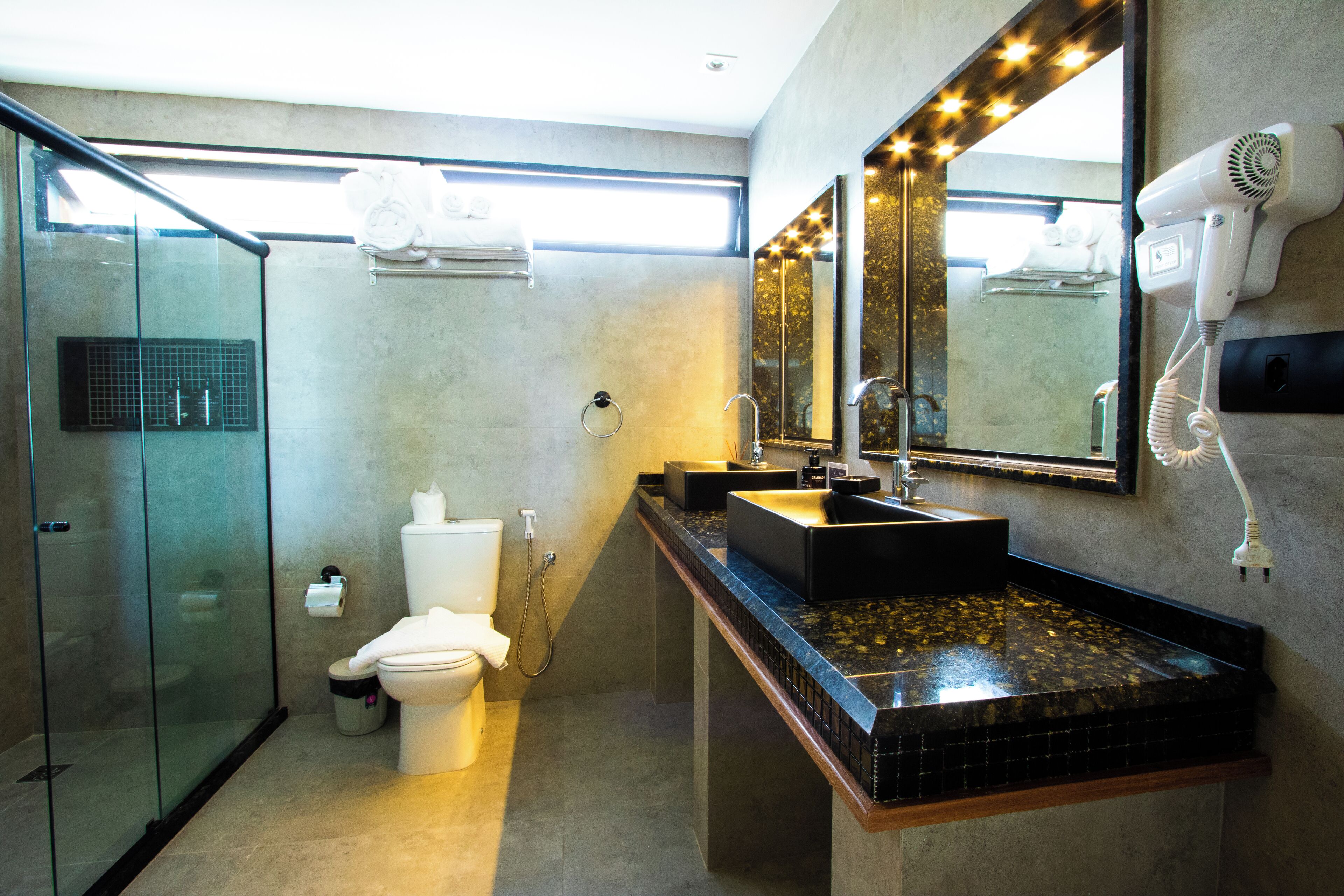 QUARTO FRENTE MAR COM HIDROMASSAGEM | Phòng tắm | Buồng tắm vòi sen, đồ dùng nhà tắm miễn phí, máy sấy tóc, khăn tắm 