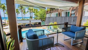 QUARTO FRENTE MAR COM HIDROMASSAGEM | Minibar, in-room safe, laptop workspace, blackout drapes