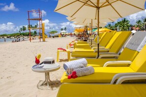 On the beach, sun loungers, beach umbrellas, beach towels - Pousada da Torre (Cairu)