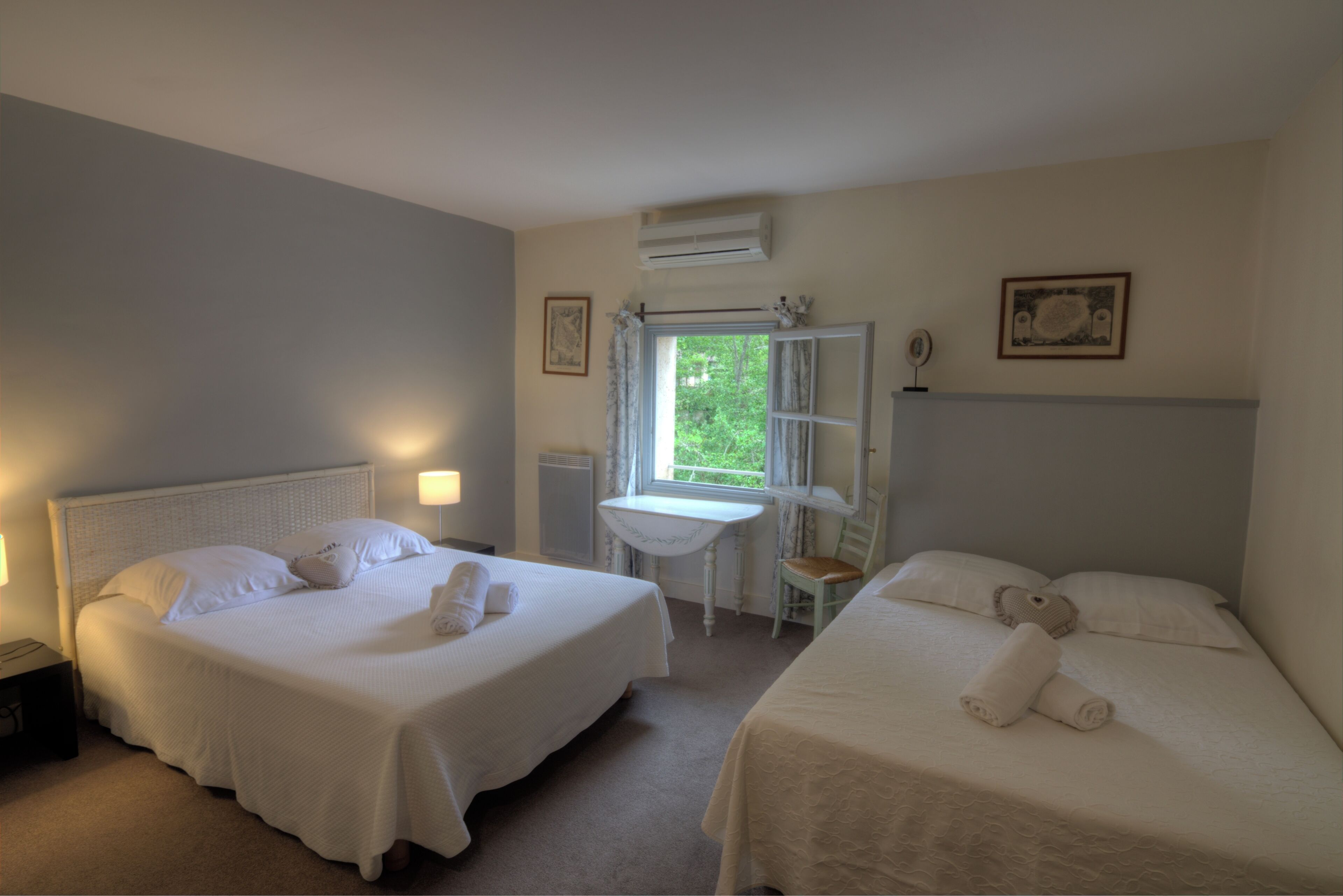 Habitación cuádruple | Wifi gratis y ropa de cama 