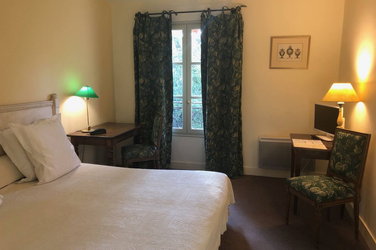 double room | free wifi, bed sheets