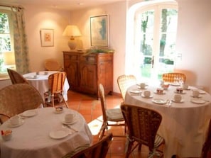 Daily buffet breakfast for a fee - Logis Hôtel Le Moulin de la Beune (Les Eyzies)