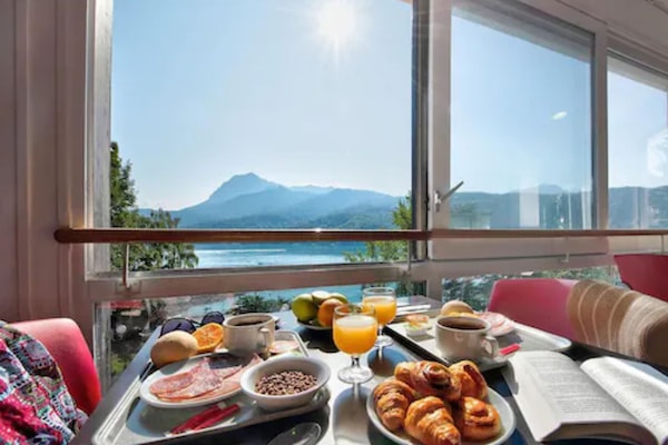 Sarapan bufet setiap hari (EUR 12.5 seorang)