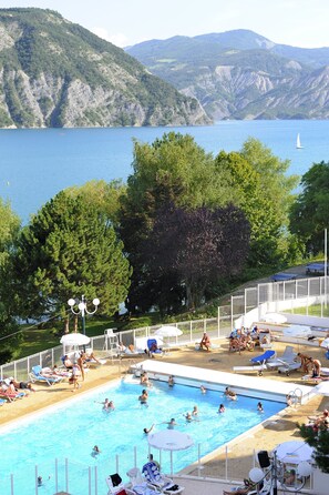 Seasonal outdoor pool, pool umbrellas, sun loungers - Village Club les Hyvans (Chorges)