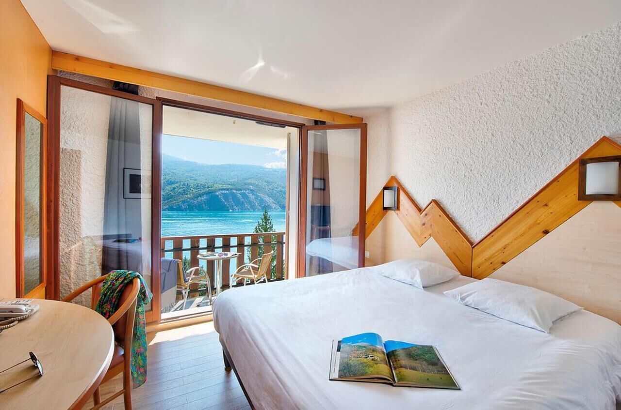 客房內保險箱、書桌、遮光布/窗簾、熨斗/熨衣板