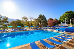 Seasonal outdoor pool, pool umbrellas, sun loungers