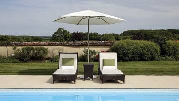 Hồ bơi ngoài trời phục vụ theo mùa