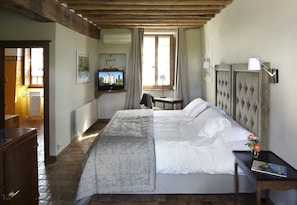 Junior Suite (Safran) | Free minibar, in-room safe, individually decorated
