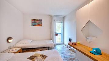 خزنة داخل الغرفة وتجهيزات عازلة للصوت وأسرّة أطفال/رضّع (مجانًا)