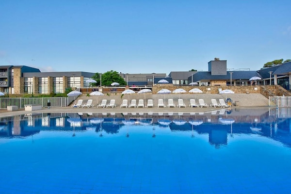 Piscina all'aperto, lettini