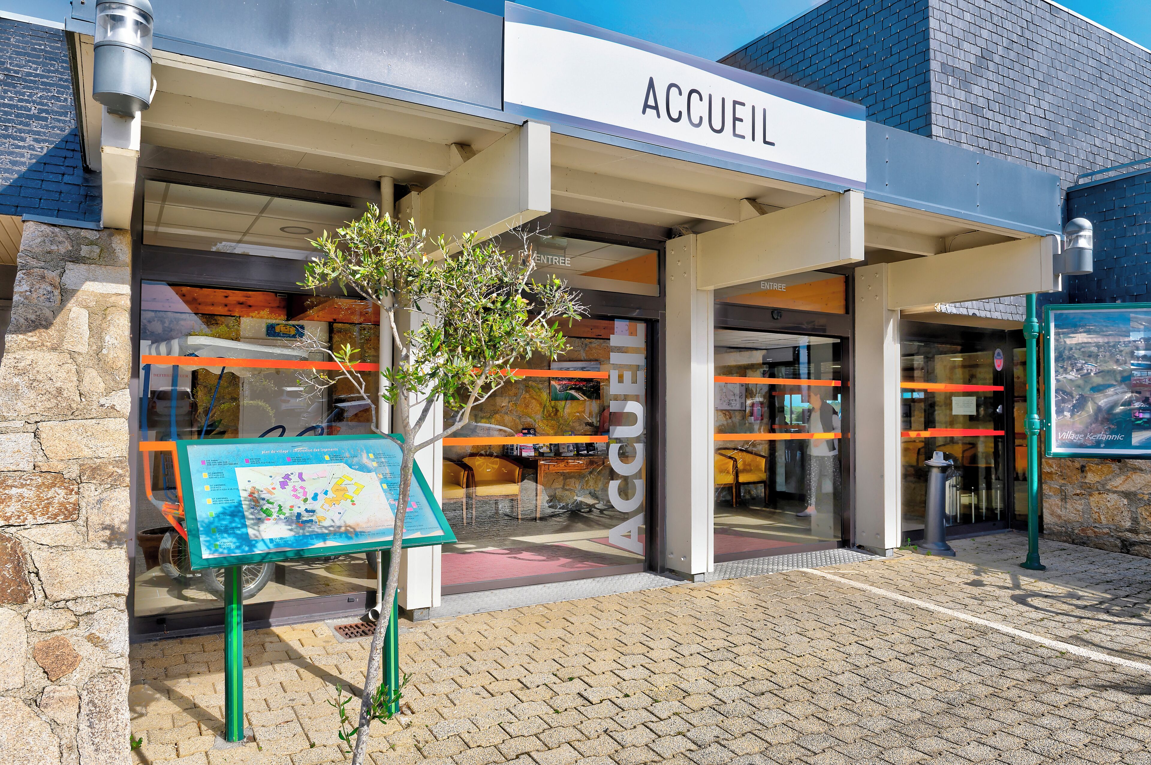 Une devanture de magasin avec une enseigne indiquant « ACCUEIL ».