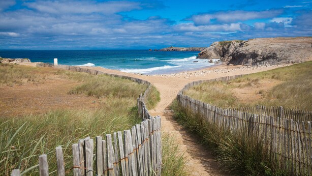 A coastal path leading to a beach with a wooden fence and grassy dunes. - Village Club Kerlannic (Arzon)