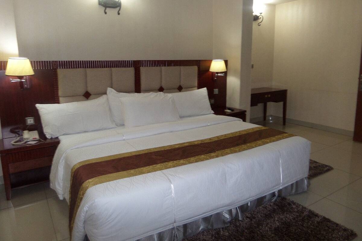 Quarto superluxo, 1 cama Queen | Escrivaninha, espaço de trabalho para notebook