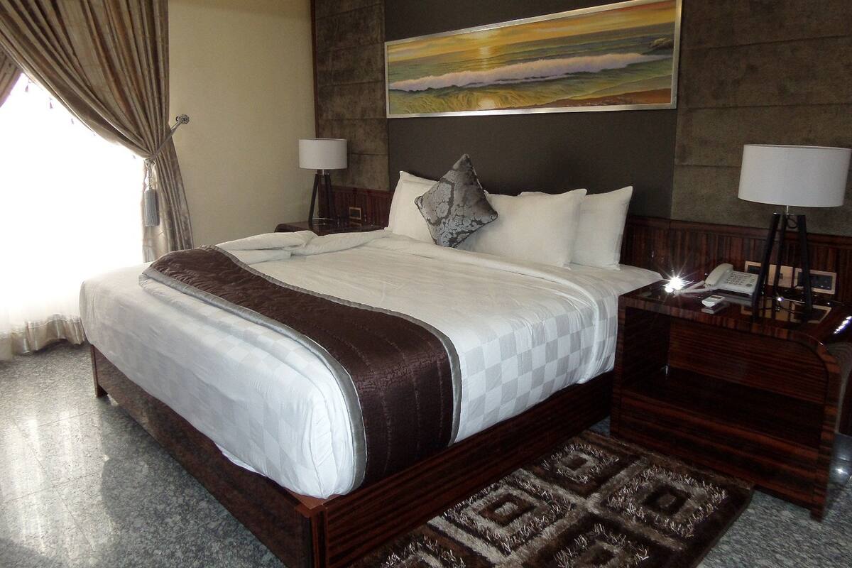 Royal Room, 1 Queen Bed | Desk, free WiFi