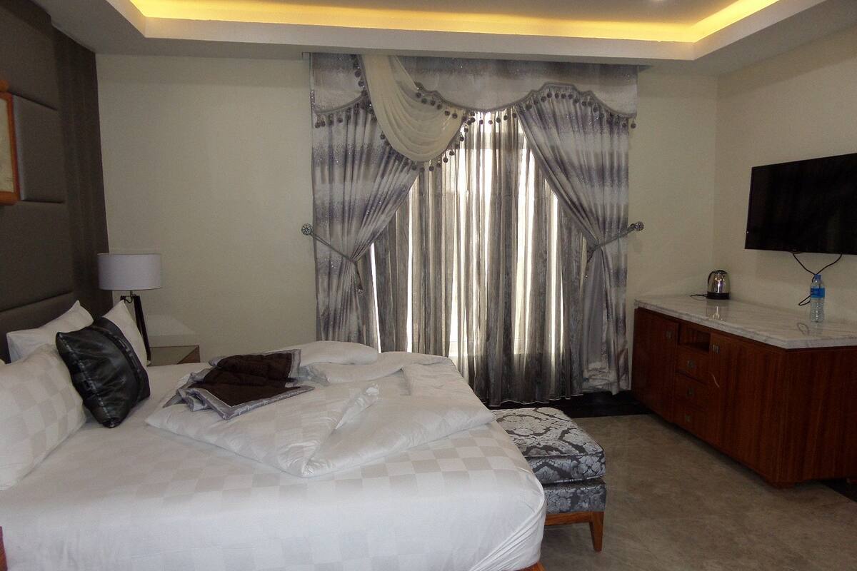 Business Room, 1 Queen Bed | Desk, free WiFi