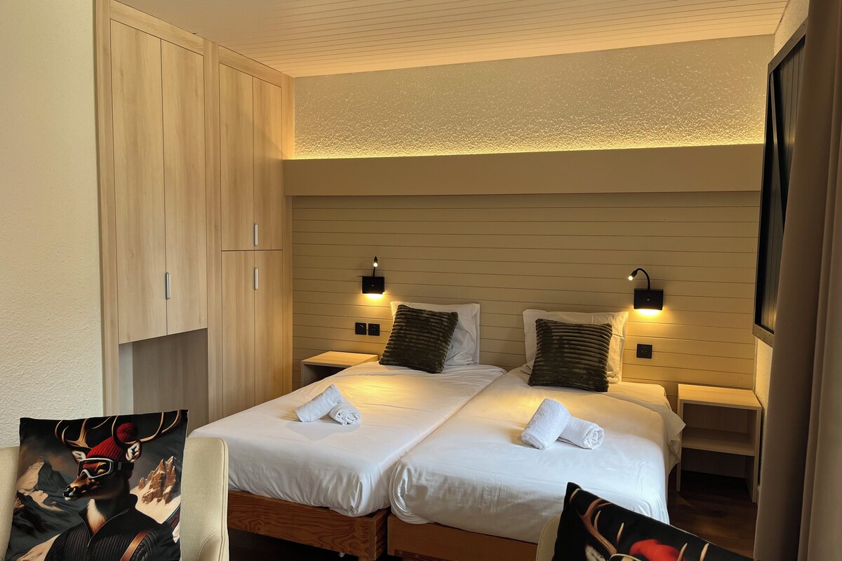 Een strijkplank/strijkijzer, gratis babybedden, beddengoed