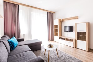 Apartamento standard, 1 quarto | Sala de estar | TV de tela plana 100 cm com canais a cabo, TV