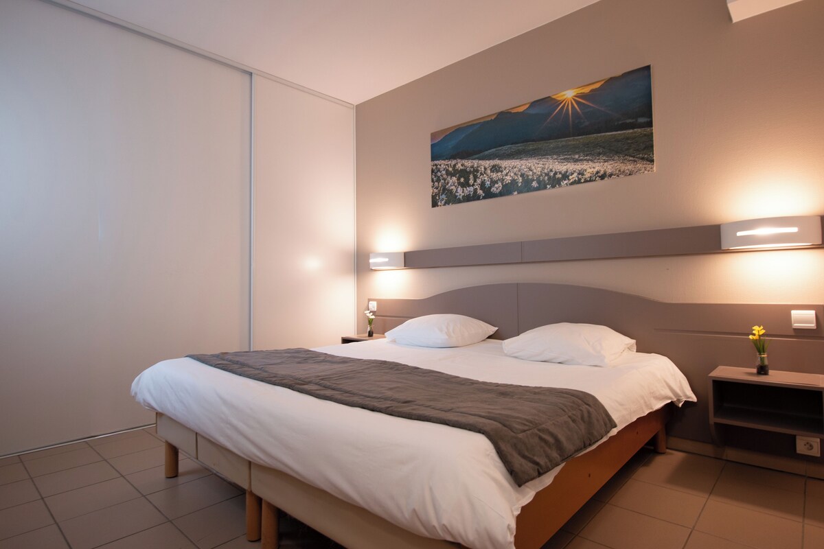 1 bedroom, in-room safe, soundproofing, cribs (free)