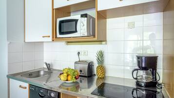 Fridge, microwave, stovetop, coffee/tea maker