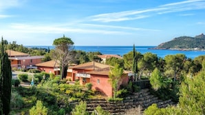 A coastal residential area with houses, a clear blue sky, and a view of the sea. - Village Club Les Mas de L'Esterel (Saint-Raphael)