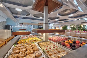 Petit déjeuner buffet (12.5 EUR par personne)