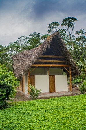 Familie bungalow, 2 slaapkamers, tuin | Een strijkplank/strijkijzer, extra bedden