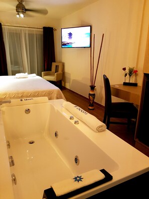 Deluxe King Suite with private Jacuzzi Bath 23 | Jetted tub