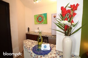 Deluxe King Courtyard Room 1 | Ropa de cama de alta calidad, colchones viscoelásticos, minibar