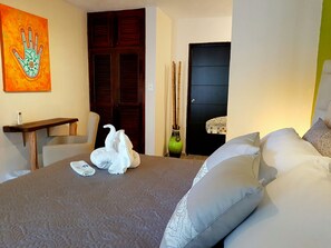 Deluxe King Courtyard Room 1 | Hochwertige Bettwaren, Betten mit Memory-Foam-Matratzen, Minibar