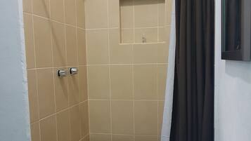 Shower, rainfall showerhead, free toiletries, towels