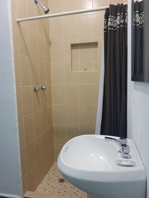Dusche, Regendusche, kostenlose Toilettenartikel, Handtücher