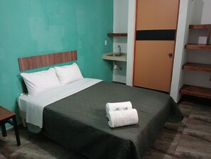 Rom – standard, 1 soverom | Skrivebord, skrivebord for bærbar PC og blendingsgardiner