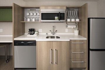 Grand réfrigérateur, micro-ondes, lave-vaisselle, cafetière/bouilloire