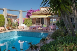 Desayuno completo (EUR 22 por persona)