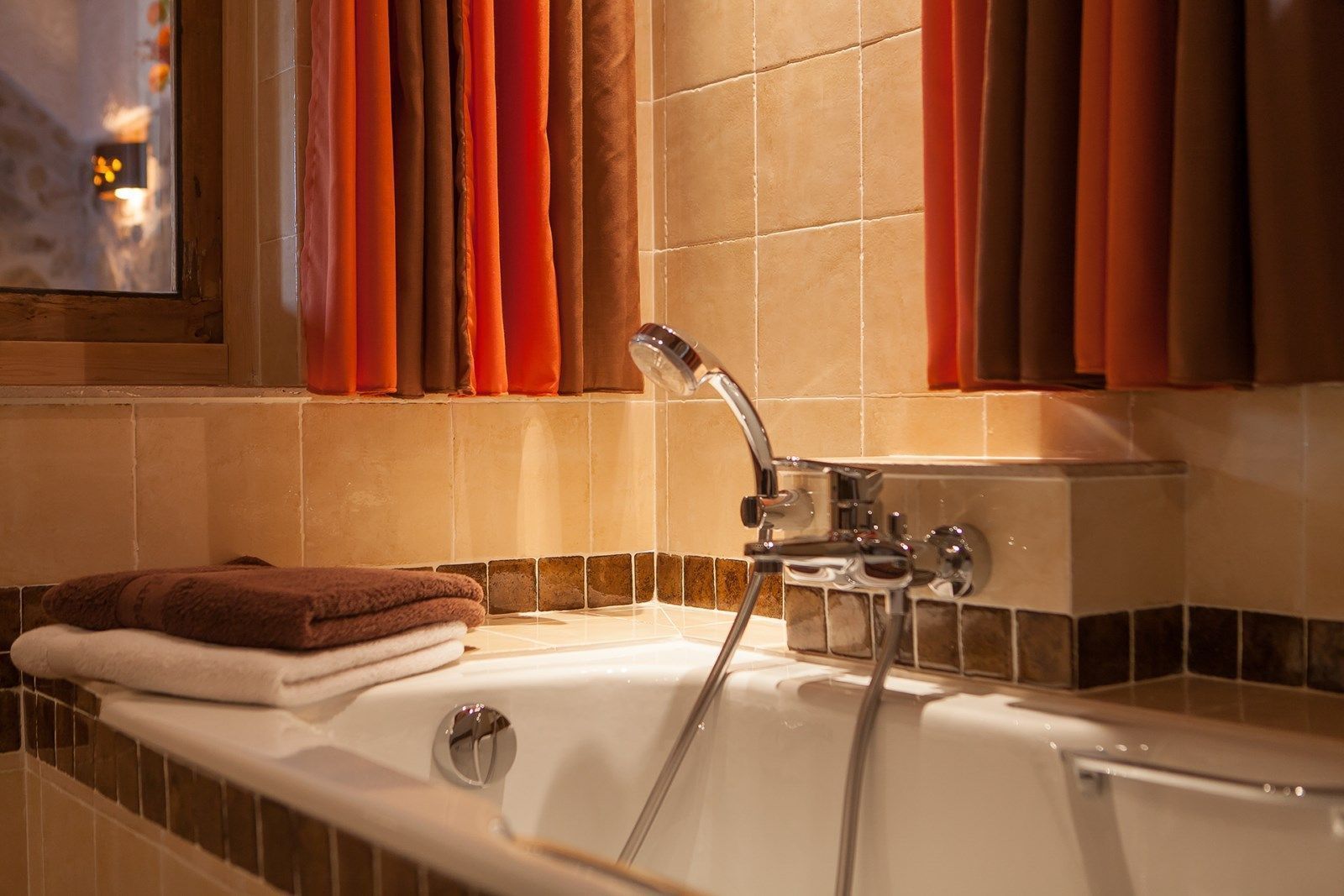 Un baño con una bañera, un grifo y un perchero para toallas.