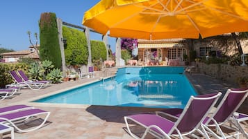 Piscine extérieure, parasols de plage, chaises longues