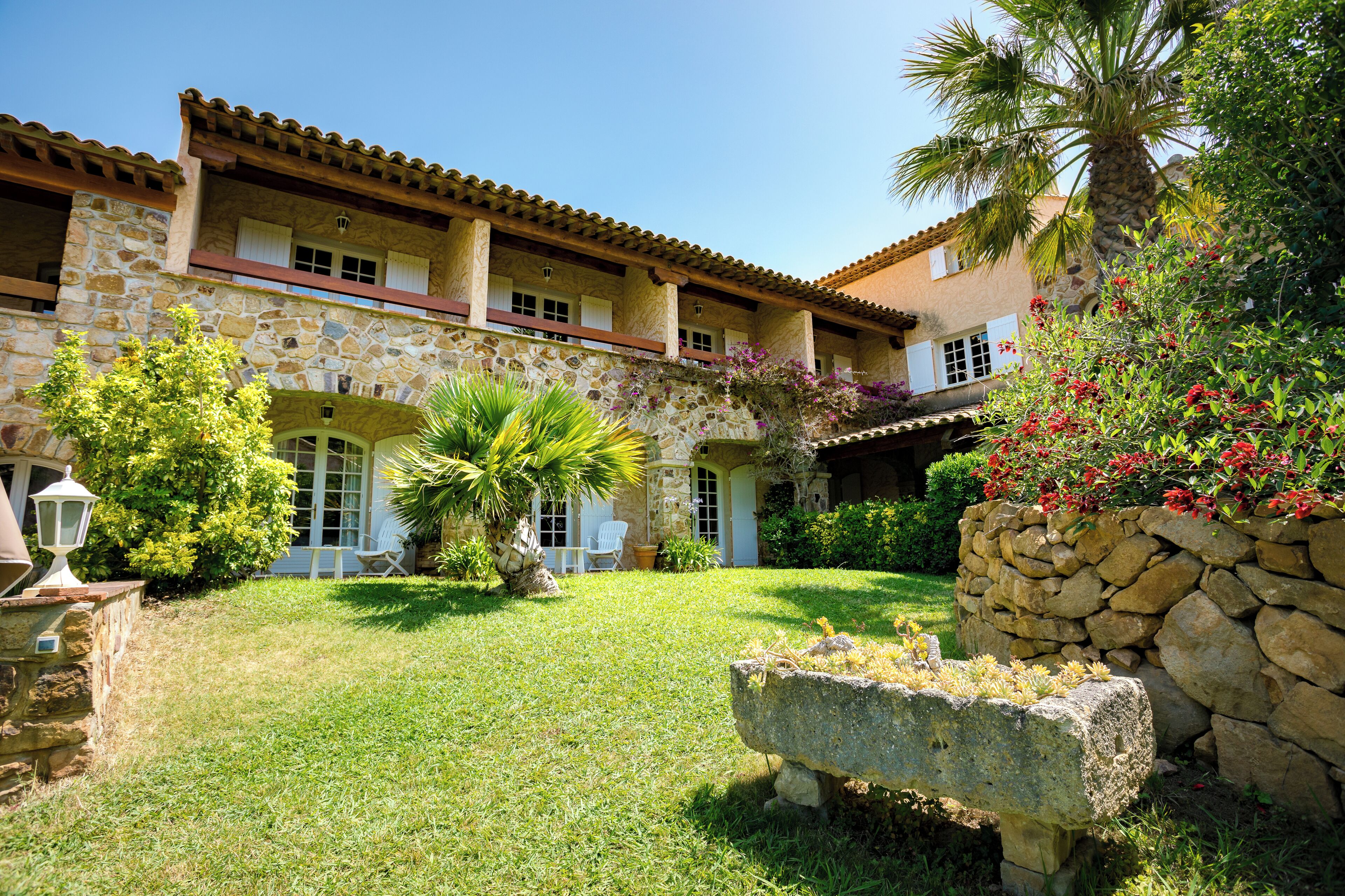 Senger med Select Comfort-madrass, minibar og individuelt dekorert