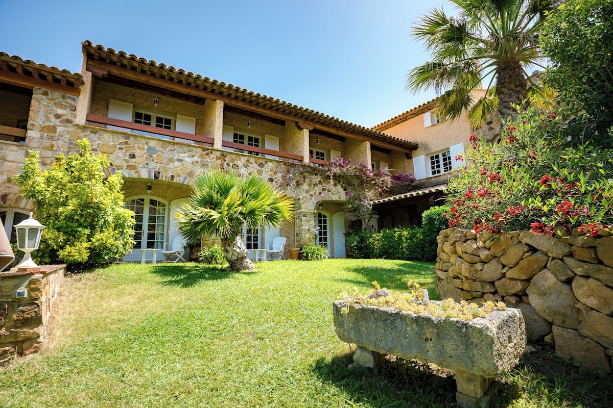 Senger med Select Comfort-madrass, minibar og individuelt dekorert