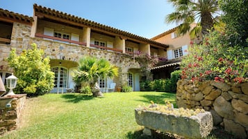 Select-Comfort-Betten, Minibar, individuell dekoriert