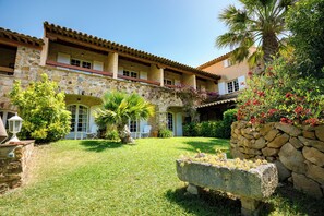 Senger med Select Comfort-madrass, minibar og individuelt dekorert