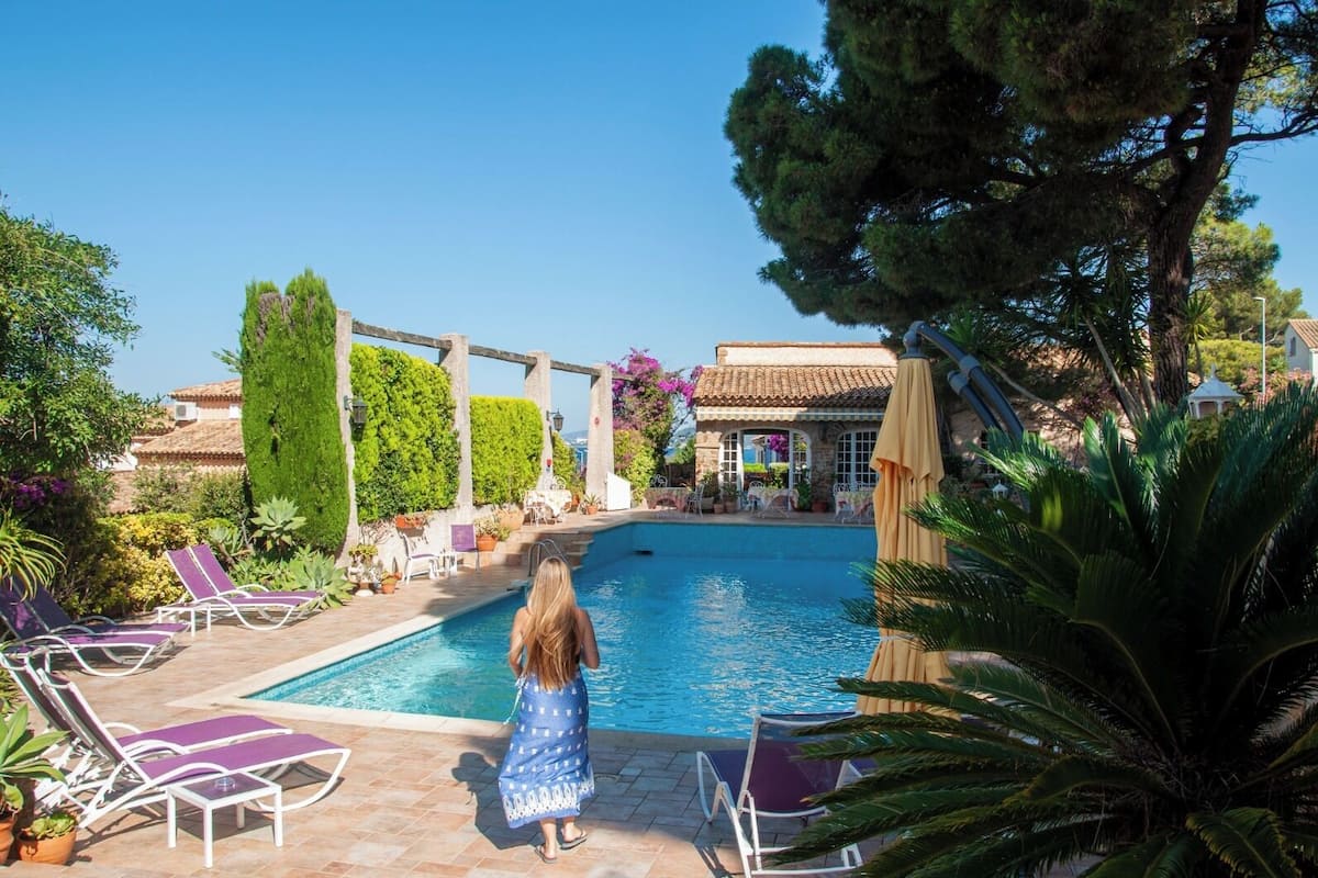 Senger med Select Comfort-madrass, minibar og individuelt dekorert